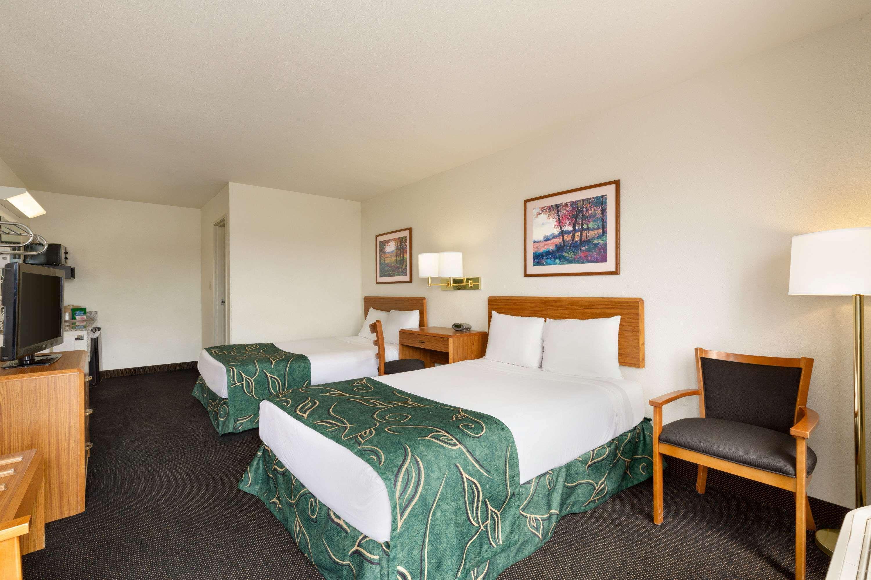 Travelodge By Wyndham Sharon Springs Екстериор снимка