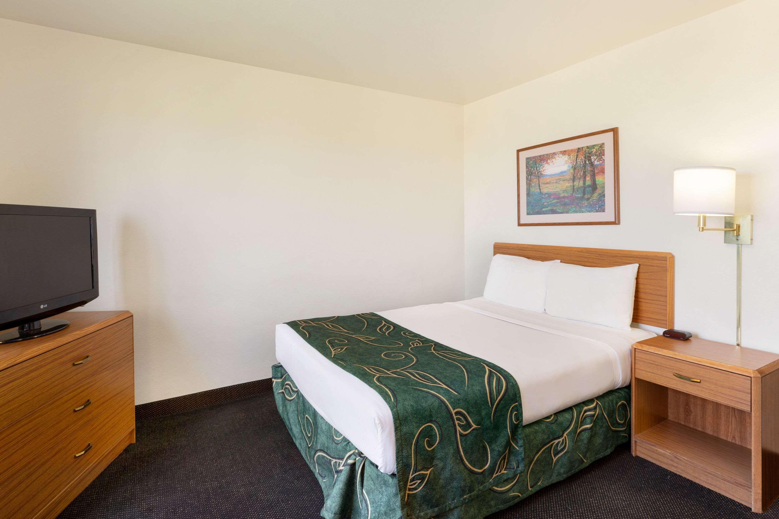 Travelodge By Wyndham Sharon Springs Екстериор снимка
