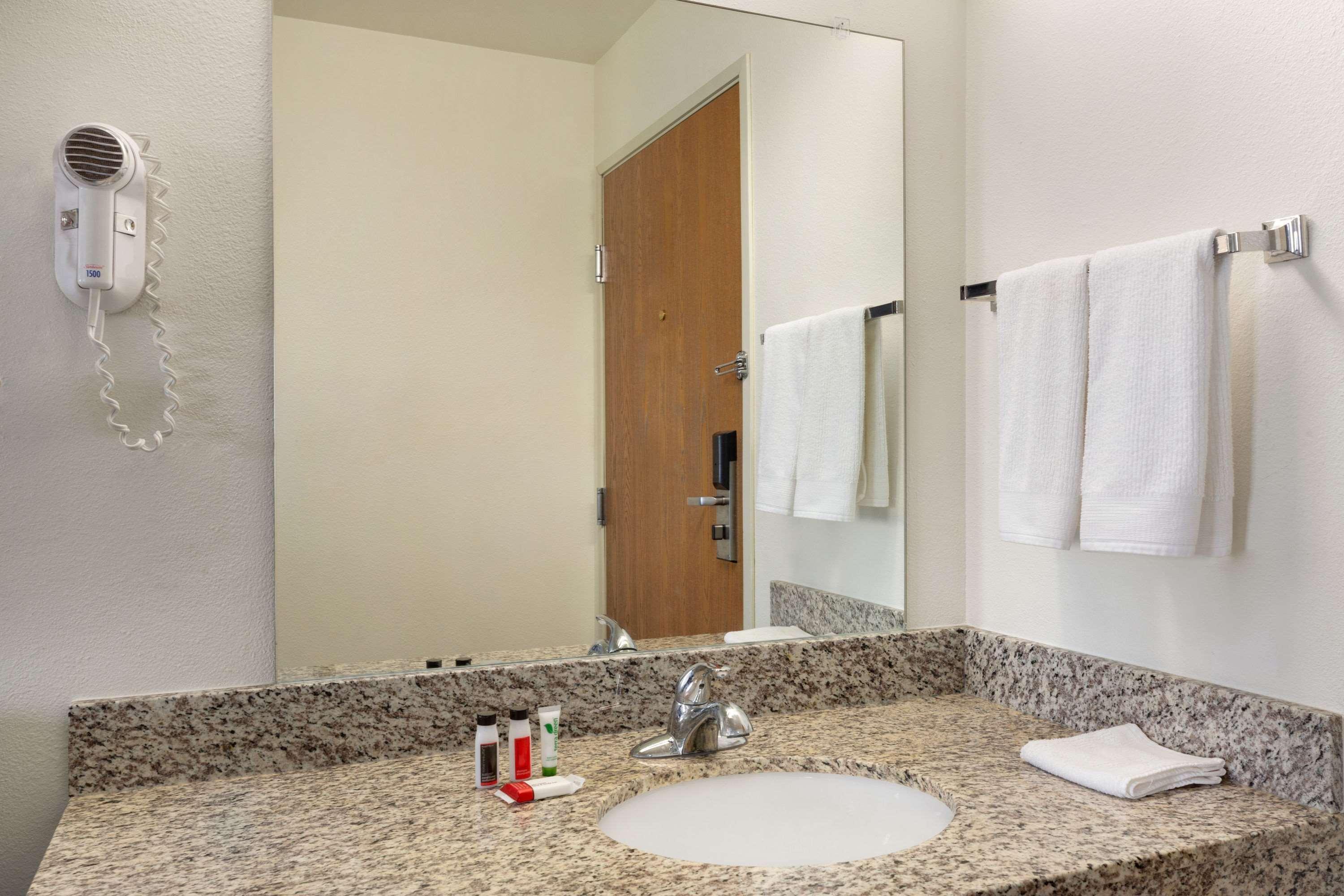 Travelodge By Wyndham Sharon Springs Екстериор снимка