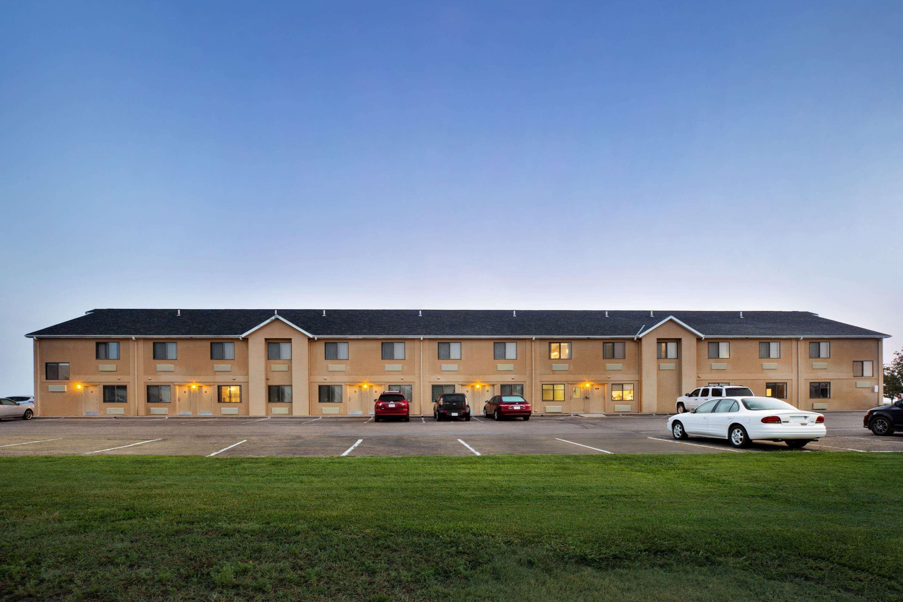 Travelodge By Wyndham Sharon Springs Екстериор снимка